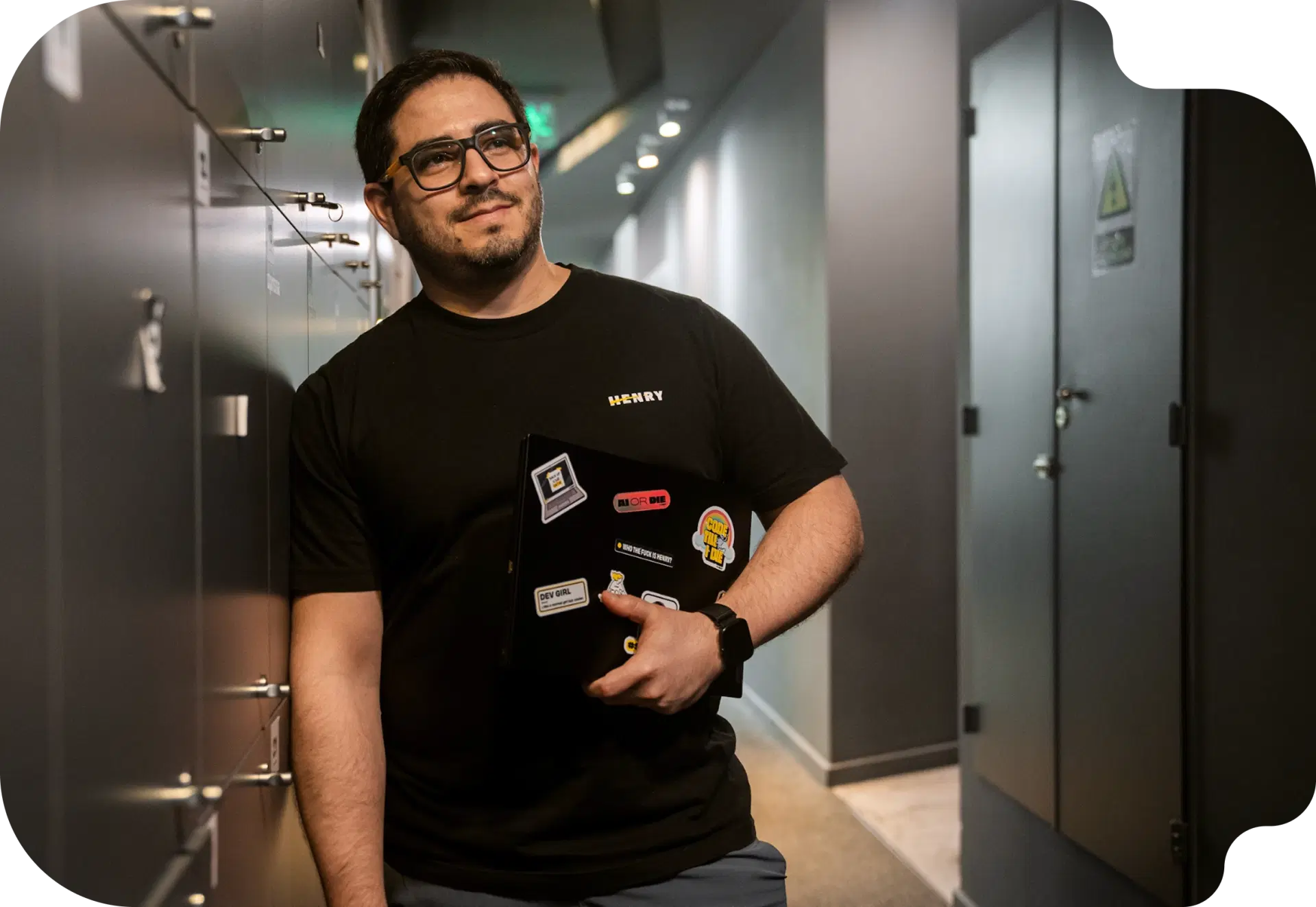 Joven estudia remoto el curso de AI Automation en Henry