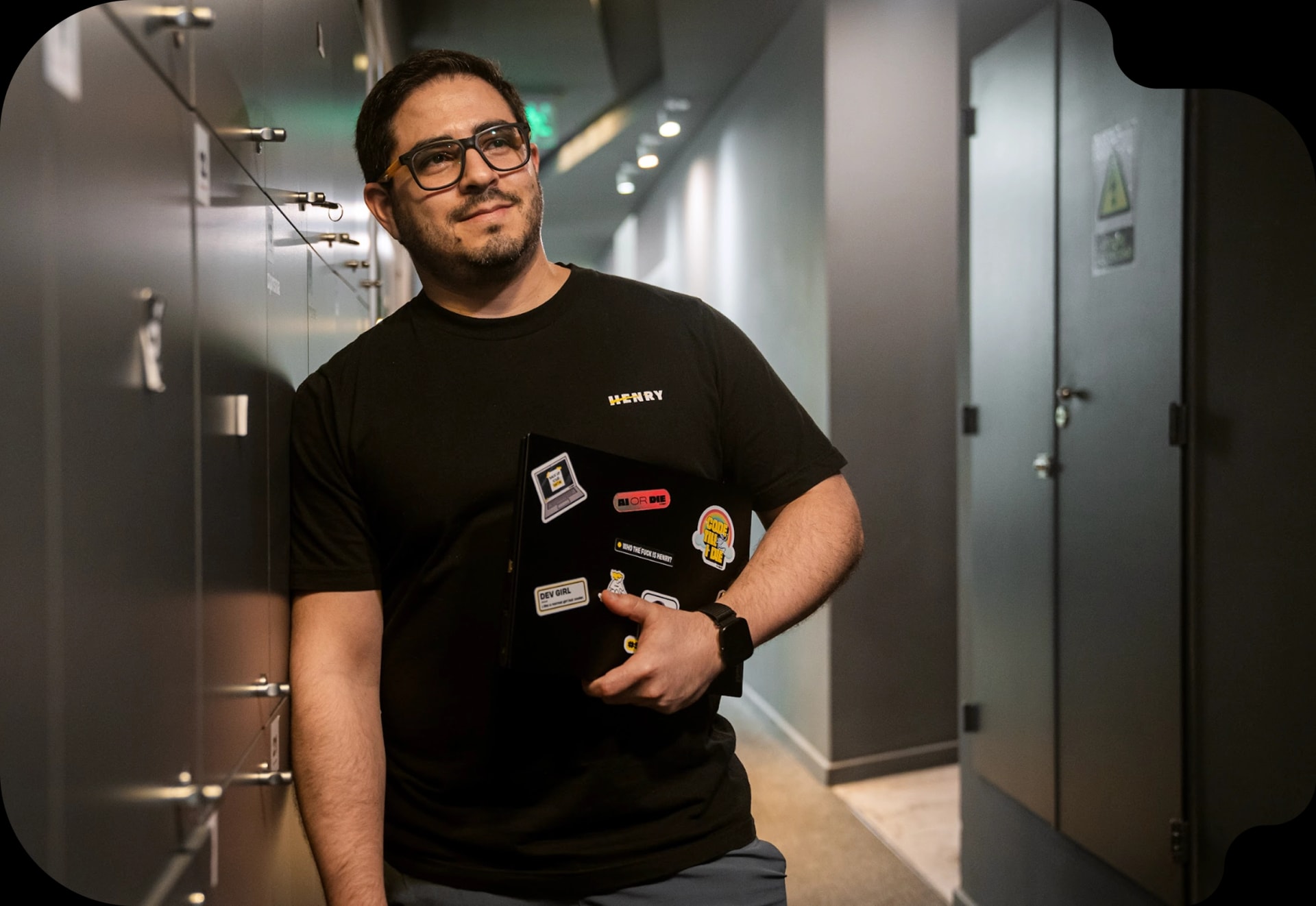 Joven estudia remoto el curso de AI Automation en Henry