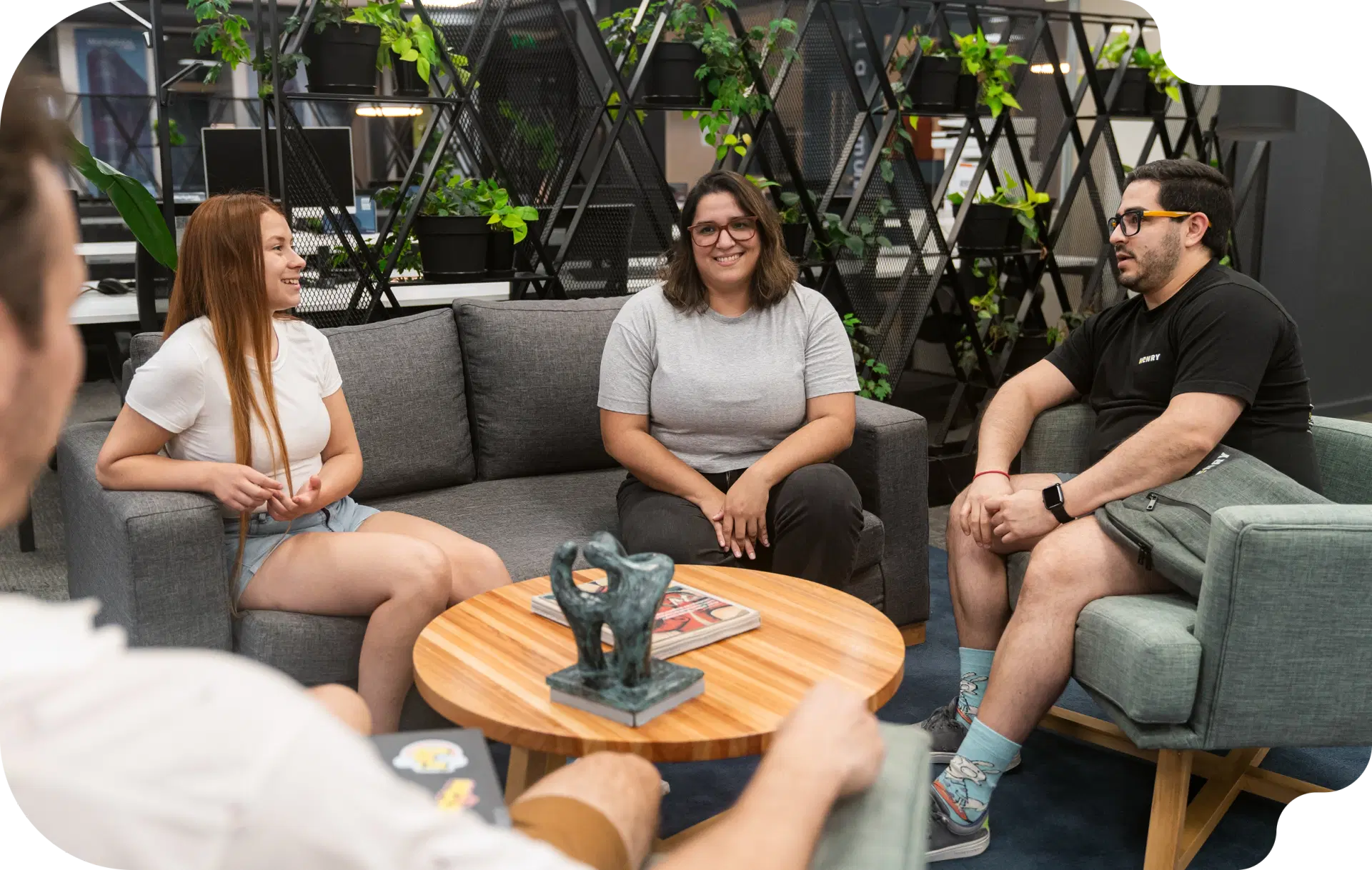 graduados del bootcamp de Henry trabajan en equipo en una oficina de tecnología